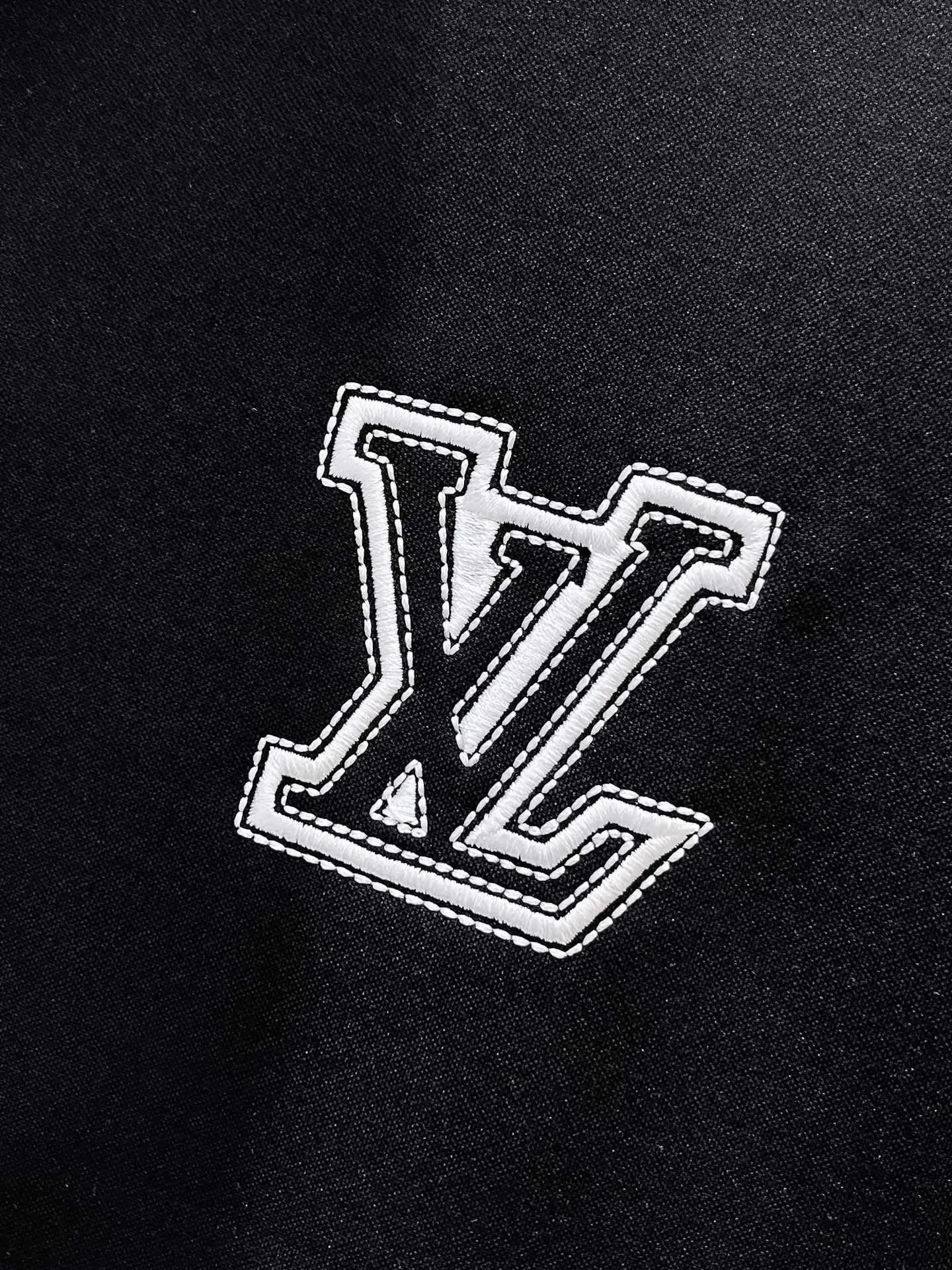 🅿️720 LV hot-selling suit is coming. Focus on the original version of the official website. 2025 new hot-selling cardigan suit. The original order is the best. 🇭🇰The meticulous work of top designers. It has a fitting and perfect upper body effect. All-natural high-quality Tencel Roman cotton 100%, close-fitting comfort, noble and elegant! Original hardware embodies elegance and nobility! Counter size: M-3XL (maximum wear up to 190 pounds)